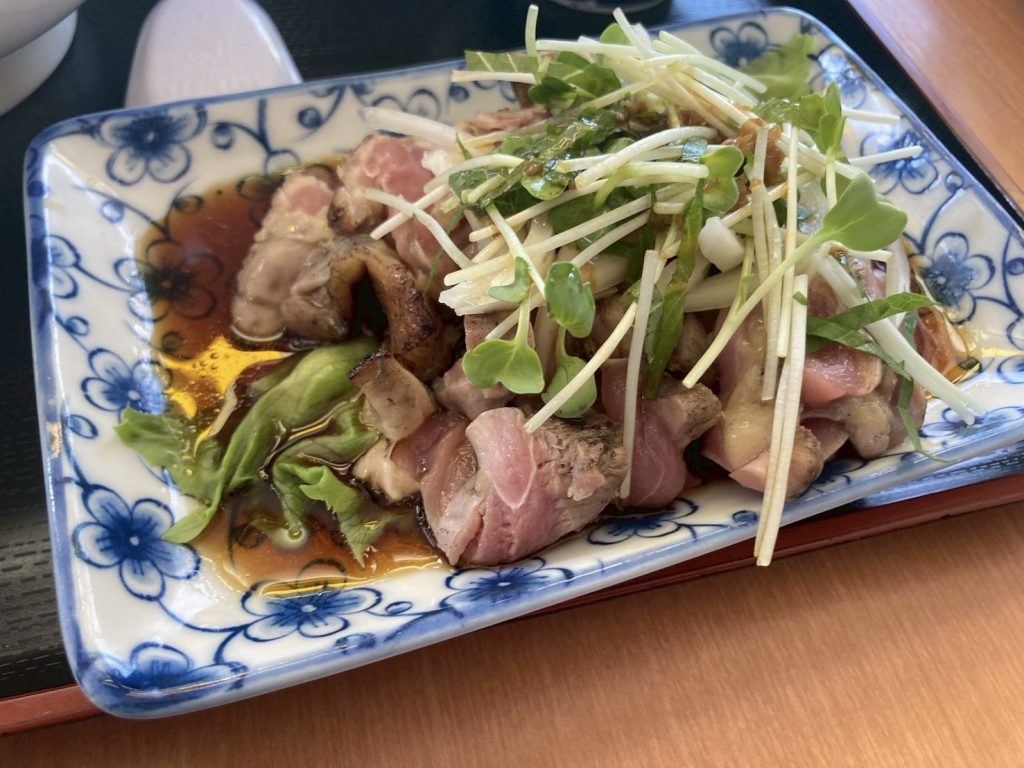 新鮮な鶏肉を使用した、延岡市・八七八(はなや)で大人気の地鶏のたたき
