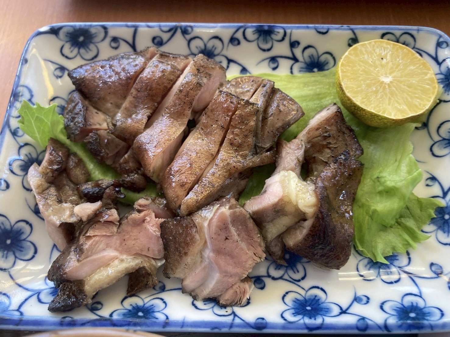 延岡市北方町へ移転！新店舗でも変わらない香ばしさを楽しめる「八七八（はなや）」名物の地鶏炭火焼き